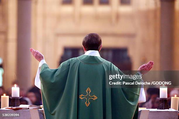 notre-dame du perpetuel secours basilica. catholic mass - katholizismus stock-fotos und bilder