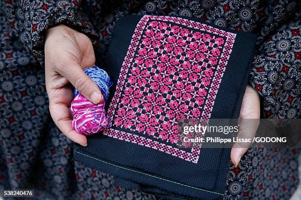 palestinian woman making embroidery in amari refugee camp. - amaari refugee camp stock pictures, royalty-free photos & images