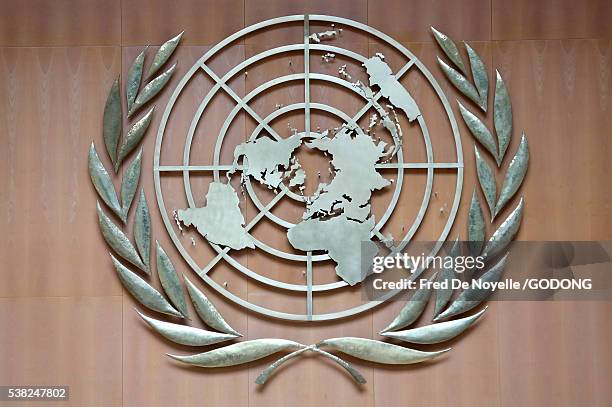 united nations office at geneva (unog). assembly hall. united nations emblem. - onu stock pictures, royalty-free photos & images