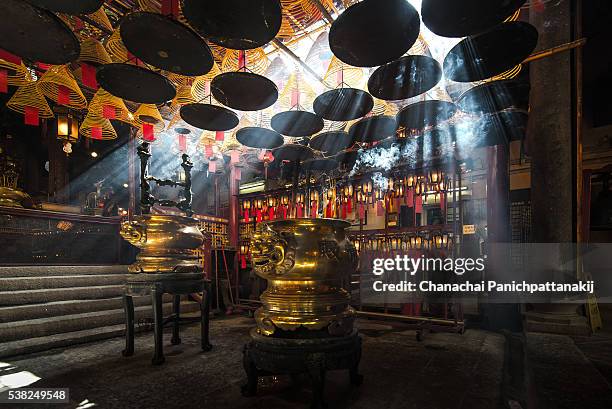 sacred space in man mo temple, hong kong - templo de man mo - fotografias e filmes do acervo