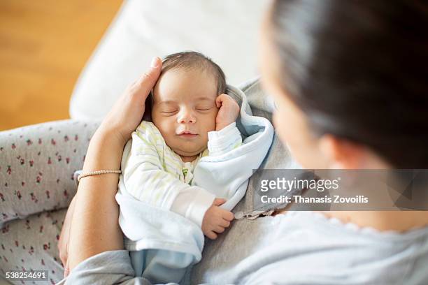 mother looking her newborn child - baby stockfoto's en -beelden