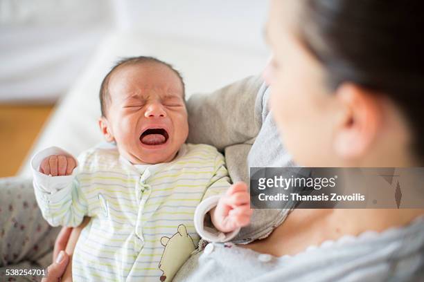 newborn child crying - huilen stockfoto's en -beelden