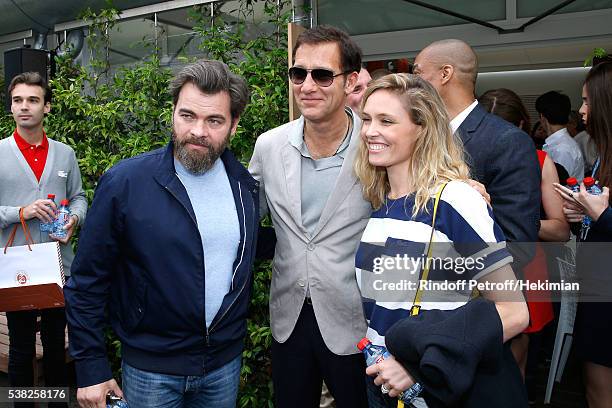 Actor Clive Owen standing between Actors Clovis Cornillac and his wife Lilou Fogli attend Day Fifteen, Men single's Final of the 2016 French Tennis...