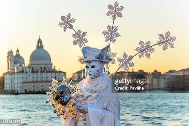 bella maschera bianca, fiocco di neve carnevale di venezia, italia - venezia neve foto e immagini stock