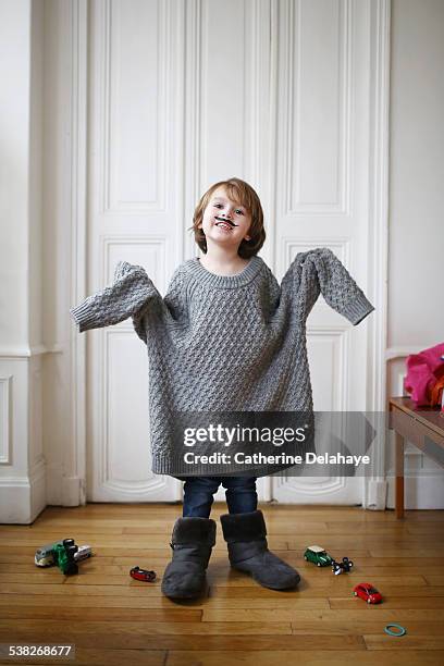 a boy wearing a moustache and a too long sweater - imitação de adultos - fotografias e filmes do acervo