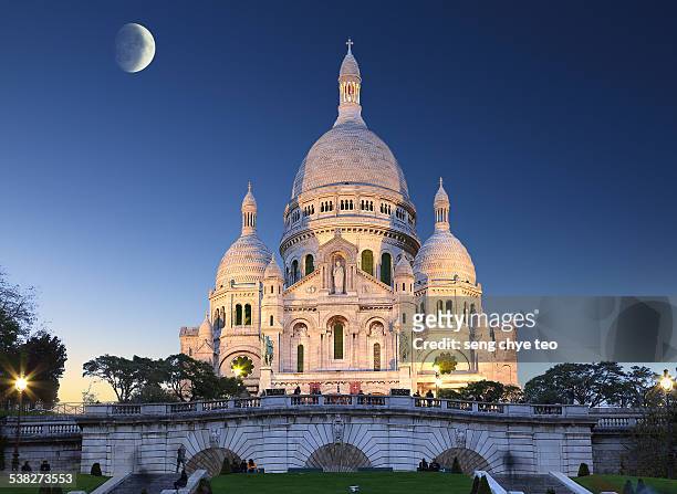 paris landmark of montmartre church - montmartre stock pictures, royalty-free photos & images
