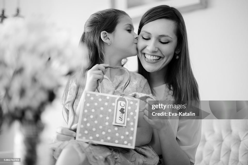 Glückliche Mutter mit ihrer Tochter Posieren