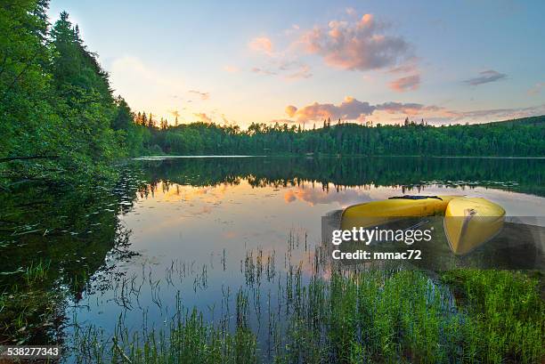 canoas en el lago - ontario kanada fotografías e imágenes de stock