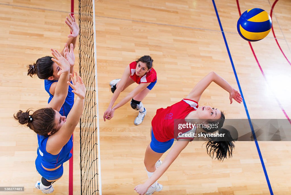 Volleyball-block action im Netz.