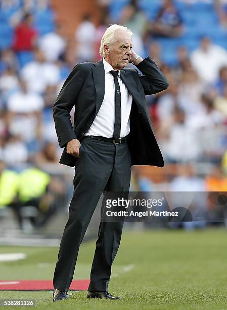 Head coach Leo Beenhakker of Ajax Legends looks on during the Corazon Classic charity match between Real Madrid Legends and Ajax Legends at Estadio...