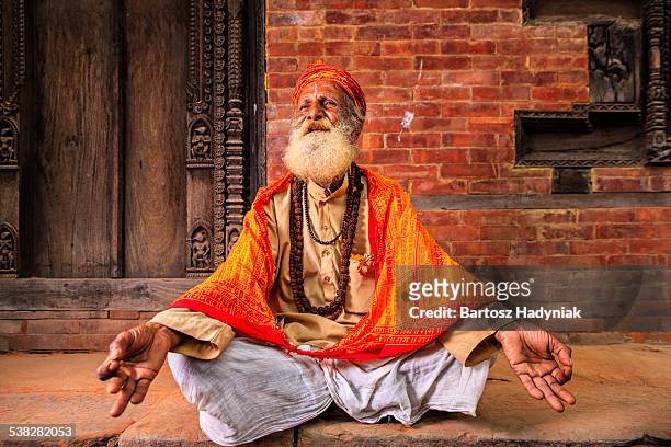 sadhu - indian holyman sitting in the temple - yogi stock-fotos und bilder