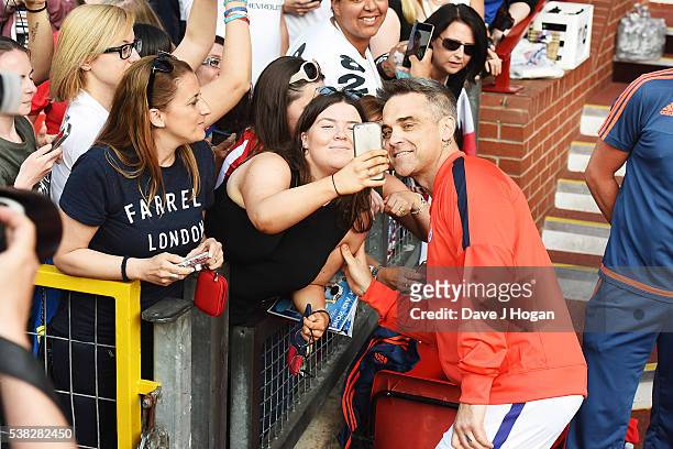 lindre arbejde angivet 301 Robbie Williams Fans Photos and Premium High Res Pictures - Getty Images