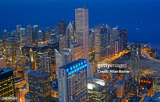 elevated cityscape of downtown chicago at dusk - downtown chicago imagens e fotografias de stock