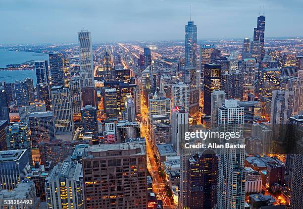 cityscape of downtown chicago at dusk - bright chicago city lights stock pictures, royalty-free photos & images