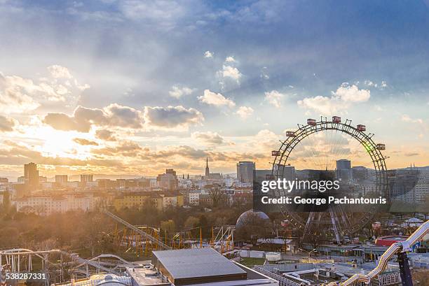 sunset in wiener riesenrad - amusement park sky fotografías e imágenes de stock