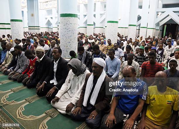 Anwar Mosque 176 Grand Anwar Mosque Stock Photos, High-Res Pictures, and Images ...