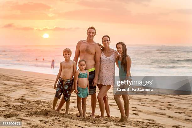 family portait at beach in hawaii - hawaii vacation and parent and teenager stock pictures, royalty-free photos & images