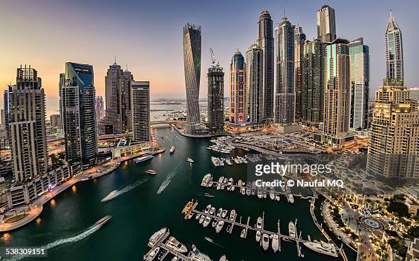 dubai marina in the evening - emirati arabi uniti foto e immagini stock