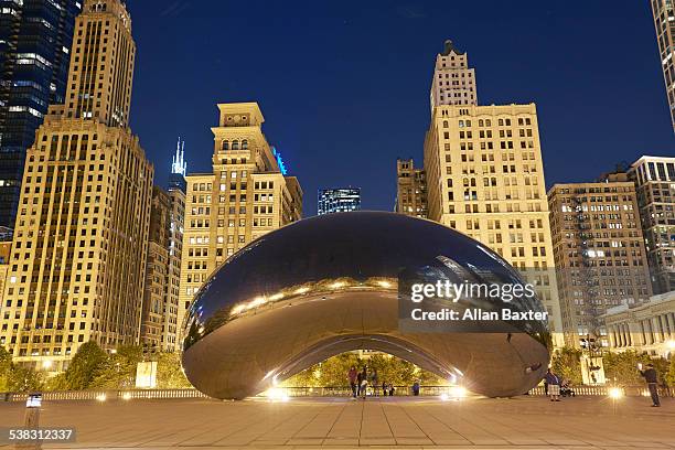 cloud gate sculpture in downtown chicago - cloud gate fotografías e imágenes de stock