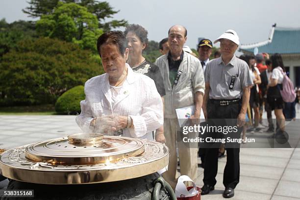 South Koreans burn incense during a ceremony marking Korean Memorial Day at the Seoul National cemetery on June 6, 2016 in Seoul, South Korea. South...