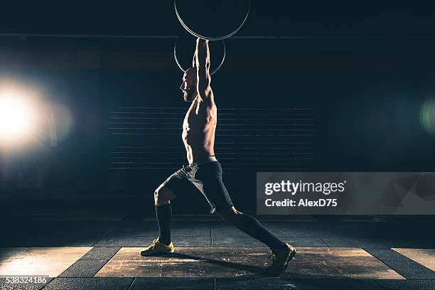 gewichtheben starker mann auf einem fitnessstudio - weightlifting stock-fotos und bilder