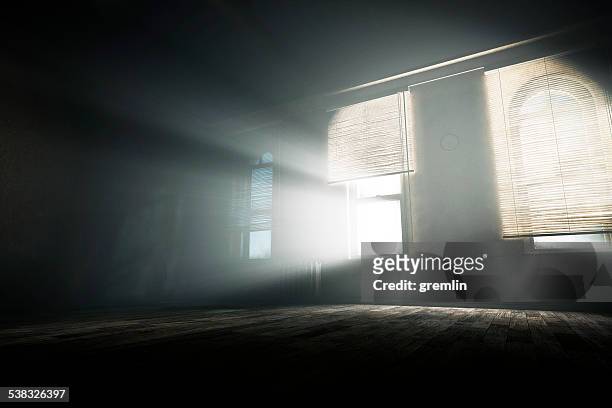 spuk leeren raum mit geheimnisvollen licht balken - creepy house at night stock-fotos und bilder