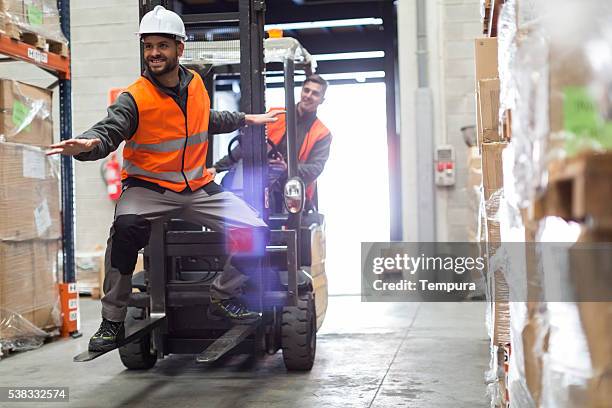 lager arbeiter surfen wit der gabelstapler - funny import stock-fotos und bilder