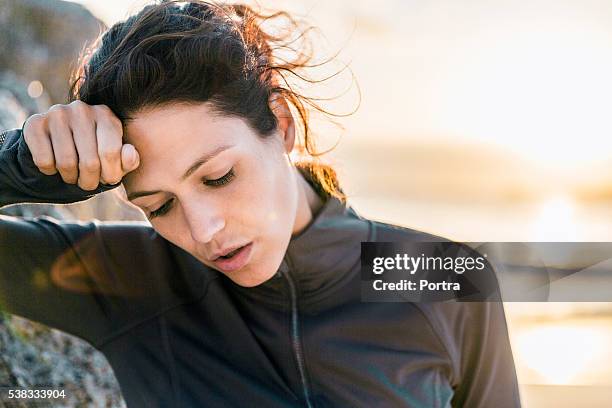 atleta está agotado barrido frente a la playa - sin aliento fotografías e imágenes de stock