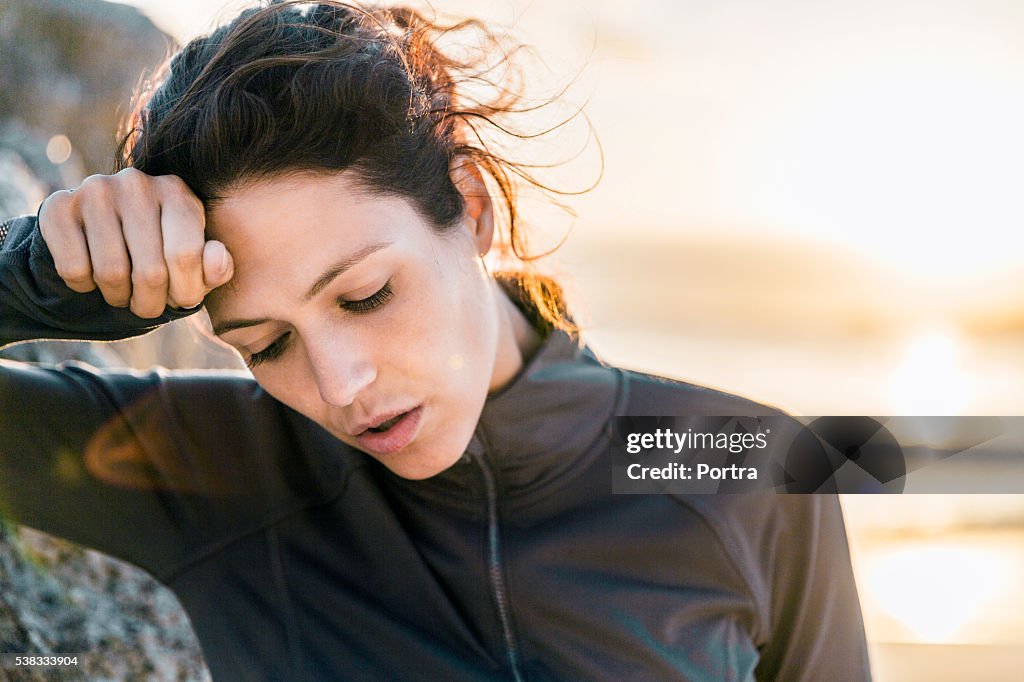 Atleta stanco passo è di fronte alla spiaggia