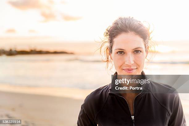 confident sporty woman at beach - 30 34 jaar stockfoto's en -beelden