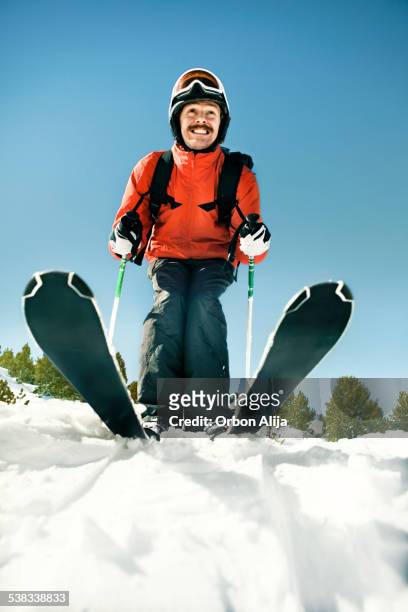 funny man esquí - funny snow skiing fotografías e imágenes de stock