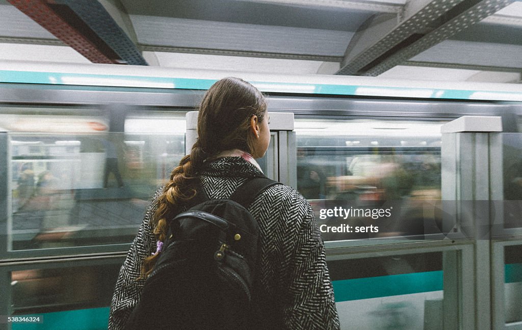 若い女性、列車にてパリ市内の地下鉄駅