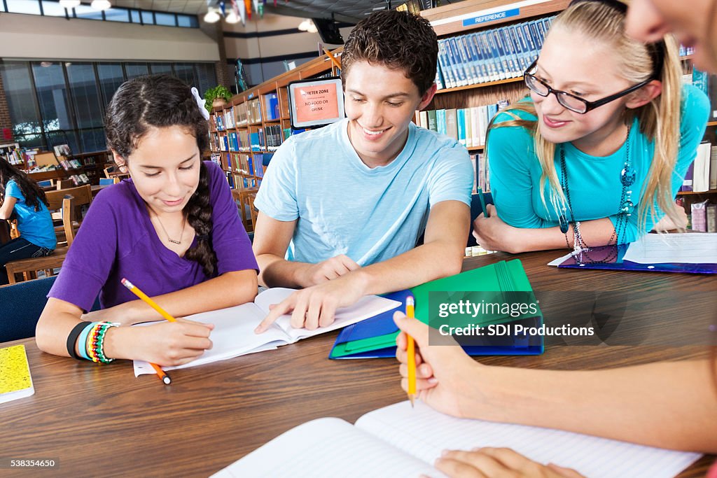 Groupe de Heureux kids étudier dans la bibliothèque