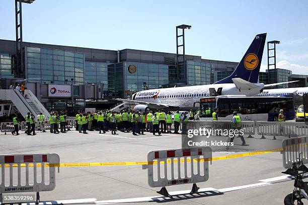 avião aguardando seleção nacional de futebol da alemanha para viagem à frança - aeroporto internacional de frankfurt - fotografias e filmes do acervo