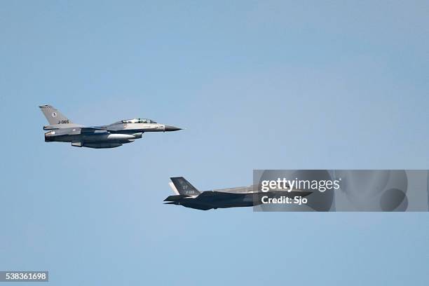 lockheed martin f-35 joint strike fighter and f-16 fighting falc - fighter plane stock pictures, royalty-free photos & images