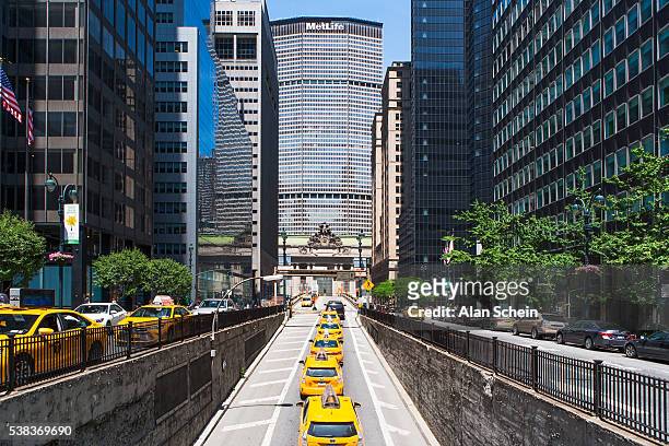 taxies in a row, new york city - madison avenue stock pictures, royalty-free photos & images