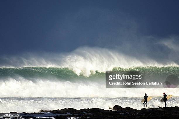 surfers at jeffrey's bay - jeffreys bay stock pictures, royalty-free photos & images