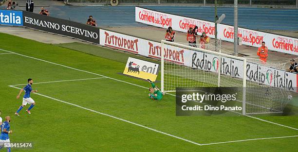 Antonio Candreva of Italy scores his opening goal from the penalty spot during the international friendly match between Italy and Finland on June 6,...