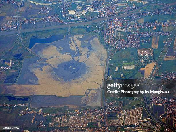 mud volcano - modderstroom stockfoto's en -beelden