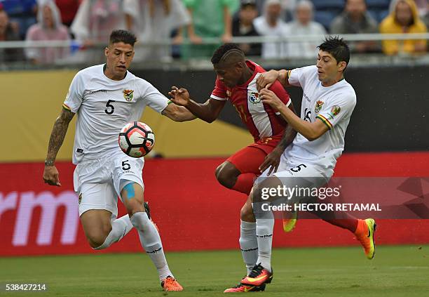 Panama's Armando Cooper vies for the ball with Bolivia's Nelson Cabrera and Pedro Azogue during the Copa America Centenario football match in...