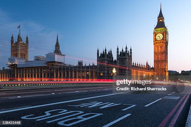 westminster bridge and the houses of parliament in london - house of commons of the united kingdom stock-fotos und bilder