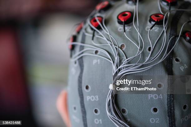 experiment with brain-computer interface (bci) in neuroscience laboratory - brain-computer-interface stock-fotos und bilder