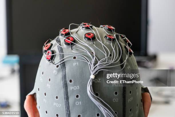 experiment with brain-computer interface (bci) in neuroscience laboratory - brain-computer-interface stock-fotos und bilder