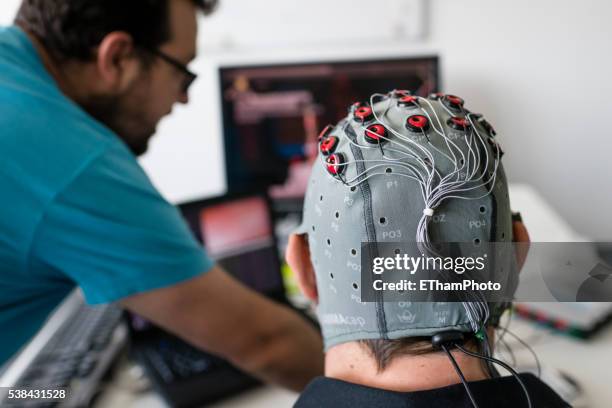experiment with brain-computer interface (bci) in neuroscience laboratory - eeg stock-fotos und bilder