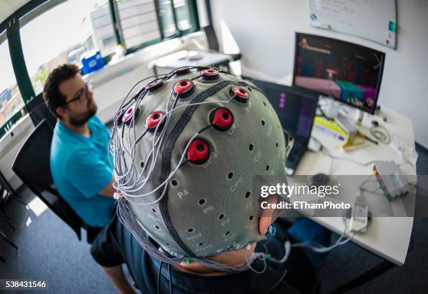 experiment with brain-computer interface (bci) in neuroscience laboratory - brain-computer-interface stock-fotos und bilder