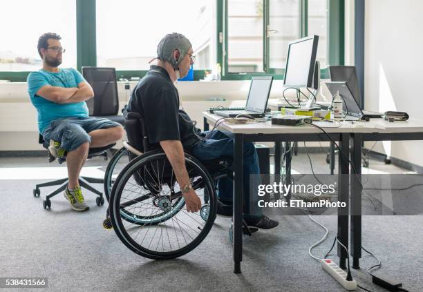 experiment with brain-computer interface (bci) in neuroscience laboratory - brain-computer-interface stock-fotos und bilder