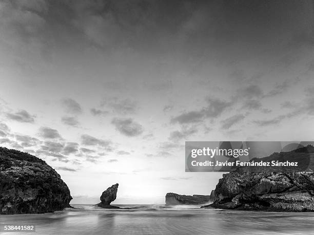 https://media.gettyimages.com/id/538441582/photo/buelna-beach-with-the-picon-in-the-middle-a-sharp-rock-eroded-by-the-force-of-the-cantabrian.jpg?s=612x612&w=gi&k=20&c=yHEBp2Pcy0FdGOxKg5BuM7BBc0w5PvRGYKINpWZZ6Kk=