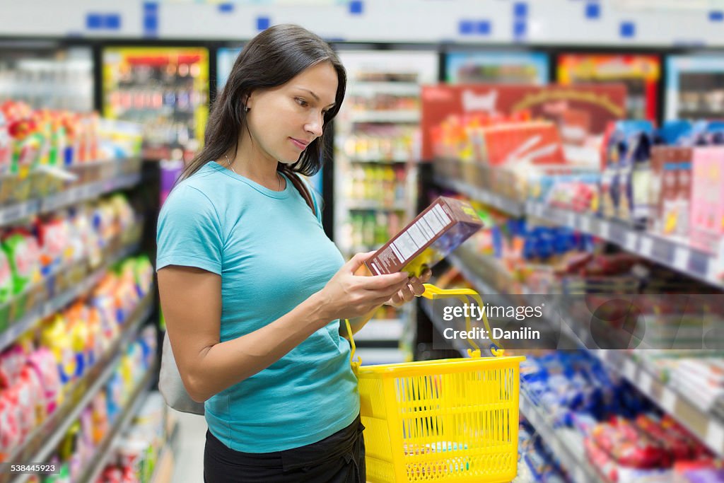 Mujer verificar el etiquetado de los alimentos