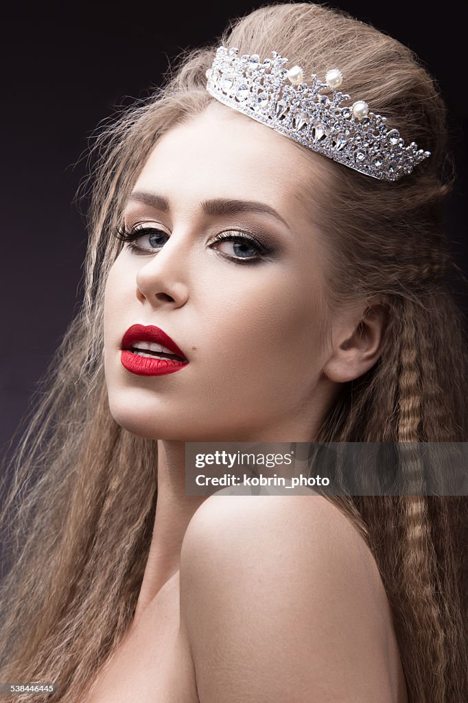Bella Bambina Con Corona In Forma Di Principessa Foto stock - Getty Images