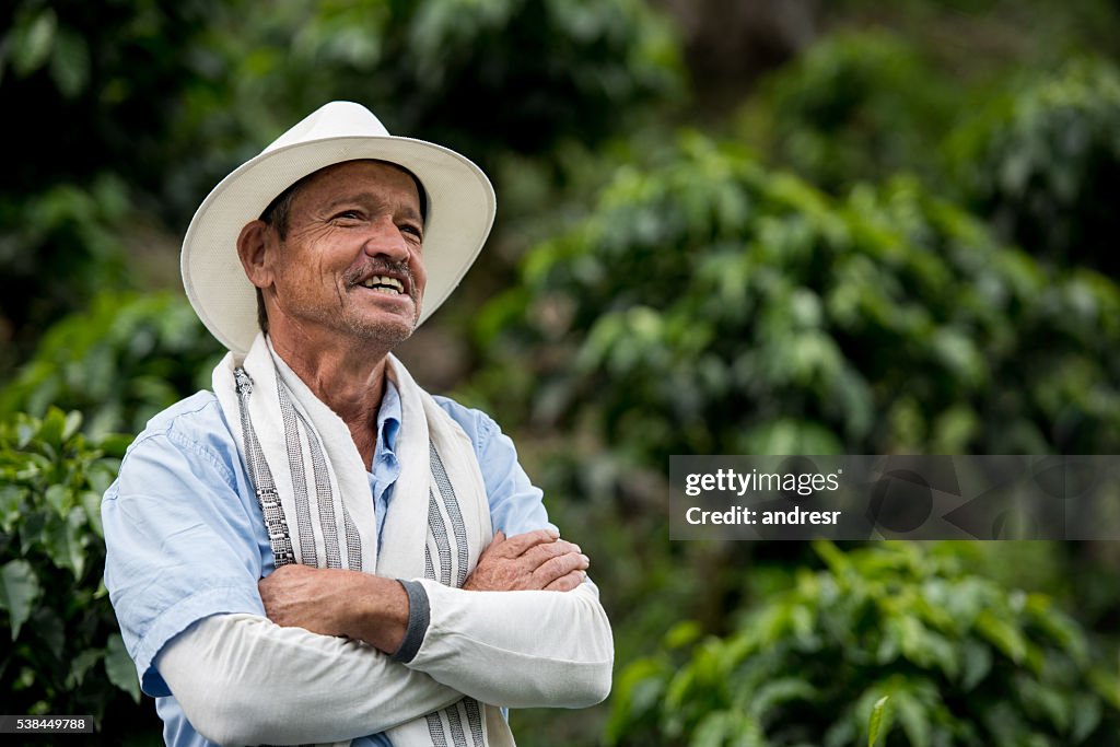 Landwirt arbeitet auf einer Kaffeefarm